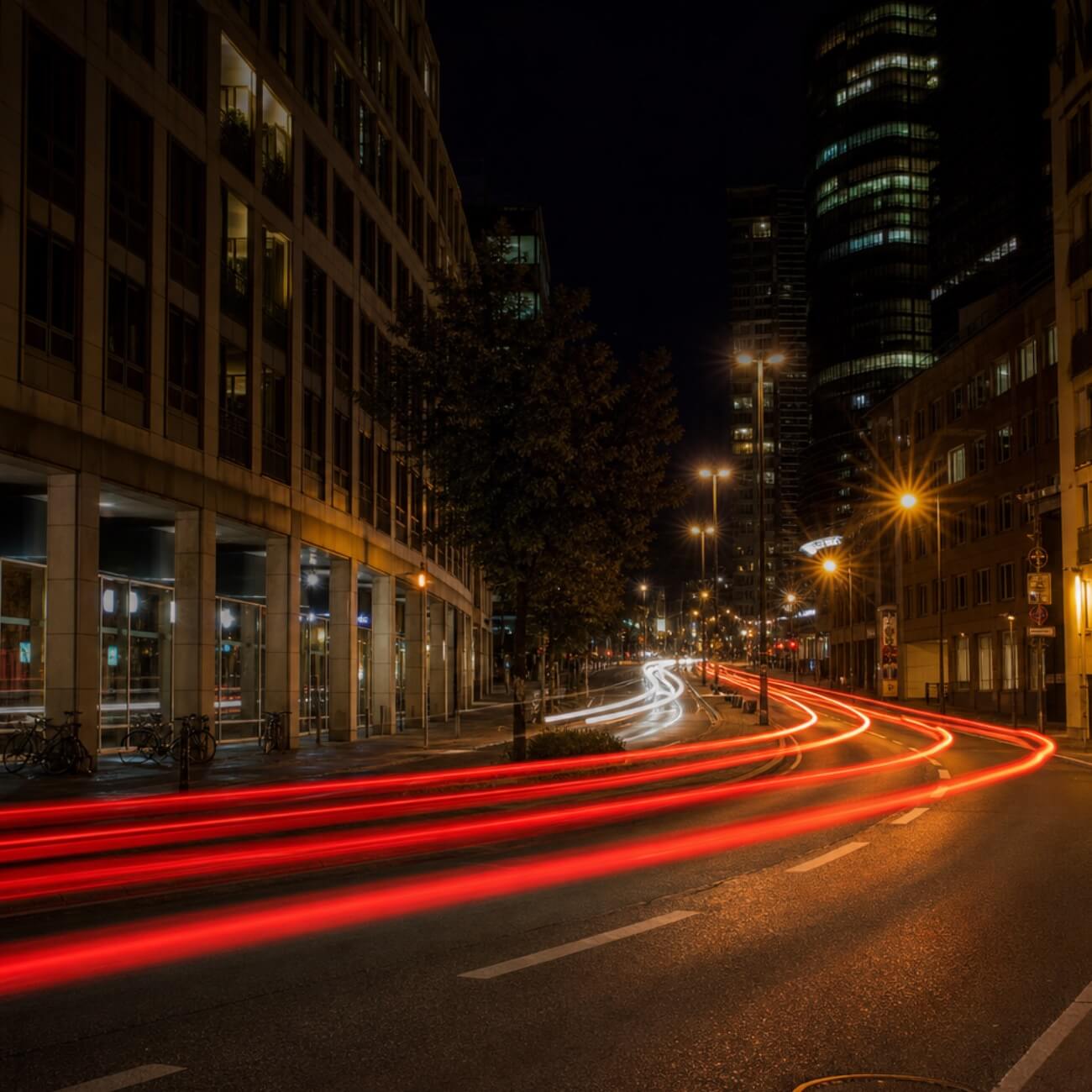 Eine Lichtlinie schlängelt sich durch eine Stadt