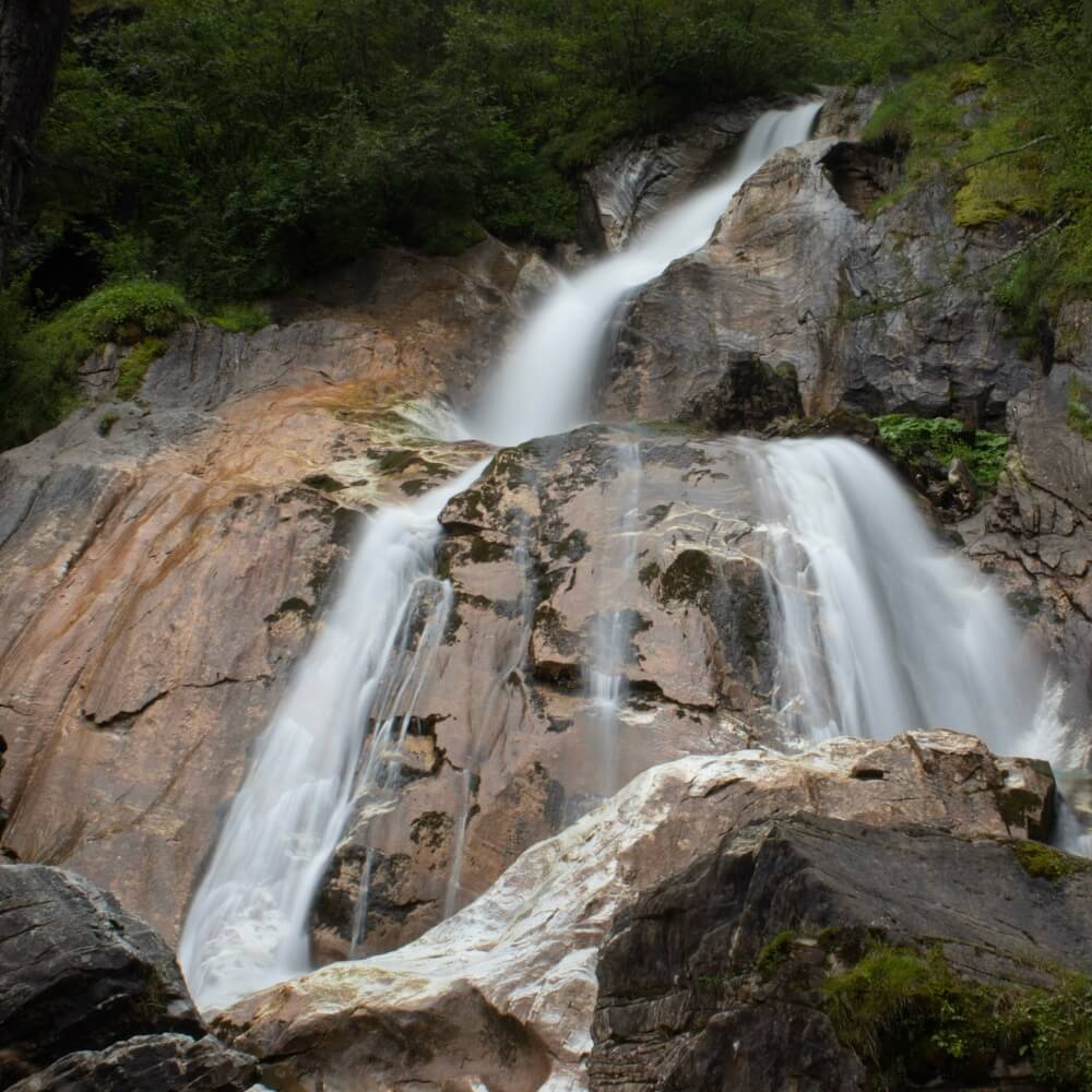 langzeitaufnahme eines Wasserfalls